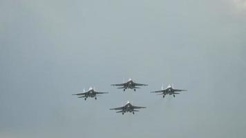 equipe acrobática de jatos militares do esquadrão. show aéreo no aeródromo de mochishe unnm video