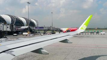 bangkok, tailandia, 14 de noviembre de 2018 - aviones en la plataforma del aeropuerto de subvarnabhumi, vista desde el avión de rodaje video