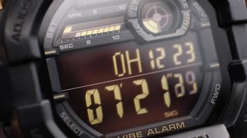 close-up macro de um mostrador de relógio digital tático funcionando video