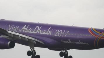 francfort-sur-le-main, allemagne 20 juillet 2017 - etihad airbus a330 a6 afa visite livrée abu dhabi atterrissage à 25c, temps pluvieux. Fraport, Francfort, Allemagne video