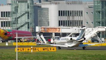Dusseldorf, Alemanha, 22 de julho de 2017 - jato de negócios de citação scanwings cessna taxiando antes da partida. aeroporto de Düsseldorf video