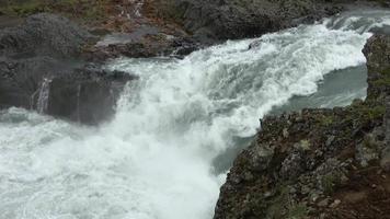 de beroemd waterval godafoss Aan IJsland - toerist heet plek. video