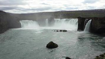 la famosa cascada godafoss en islandia - punto de interés turístico. video