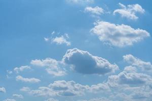 fondo de nubes de cielo azul de verano. belleza claro nublado bajo el sol calma brillante fondo de aire de invierno. foto