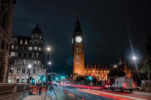 vista de cerca de la torre del reloj big ben y westminster en londres. foto