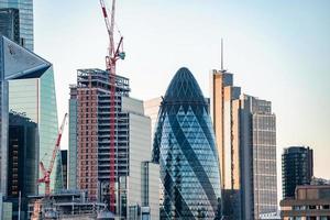 esta vista panorámica del distrito financiero de la milla cuadrada de la ciudad de londres. foto