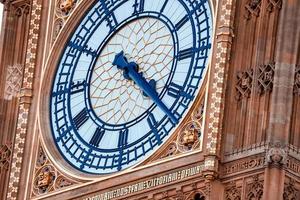 vista de cerca de la torre del reloj big ben y westminster en londres. foto