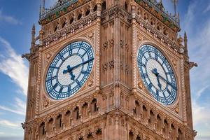 vista de cerca de la torre del reloj big ben y westminster en londres. foto