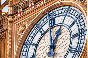 vista de cerca de la torre del reloj big ben y westminster en londres. foto