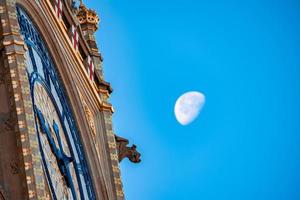 vista de cerca de la torre del reloj big ben con una luna en el fondo. foto