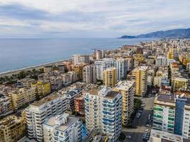 vista aérea de la ciudad y el mar. edificios arquitectónicos altos foto