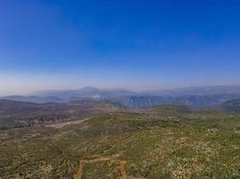 Impresionante vista del campo desde el aire. pueblo verde foto