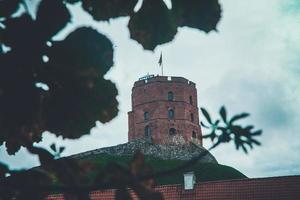 la torre del castillo de gediminas en vilnius, lituania foto