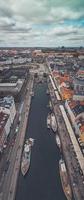 puerto de nyhavn en copenhague, dinamarca por drone foto