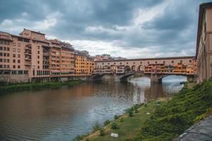 vistas del ponte vecchio en florencia, italia foto