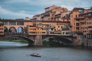 vistas del ponte vecchio en florencia, italia foto