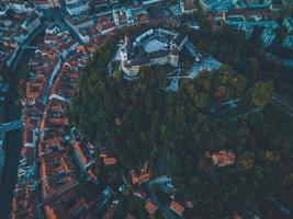 vistas de drones del castillo de ljubljana en eslovenia foto