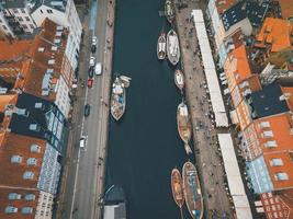 puerto de nyhavn en copenhague, dinamarca por drone foto