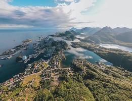 vistas de svolvaer en las islas lofoten en noruega foto