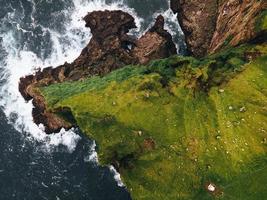 faro de kallur en trollanes en kalsoy, islas feroe foto