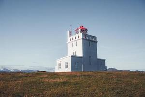 faro dyrholaey en la costa sur de islandia foto