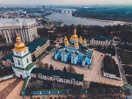 S t. Monasterio de cúpulas doradas de michael en kiev, ucrania foto