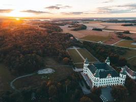 castillo de skokloster al atardecer por drone en suecia foto