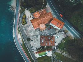 vistas de drones de st. iglesia de matías en kotor, montenegro foto