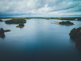 castillo de la isla trakai por drone en lituania foto