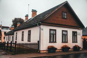 vistas a la calle en la ciudad de trakai, lituania foto