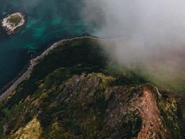 vistas desde offersoykammen en las islas lofoten en noruega foto