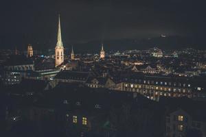 vistas nocturnas de zurich, suiza desde eth zurich foto