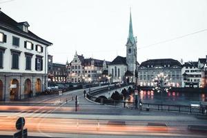 la iglesia fraumunster ubicada en zurich, suiza foto