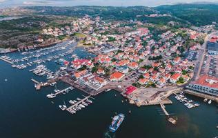 vista aérea de marstrand, suecia por drone foto