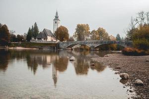 vistas del lago bohinj en el parque nacional triglav en eslovenia foto