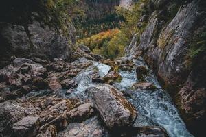 fuente del río soca en el parque nacional triglav en eslovenia foto