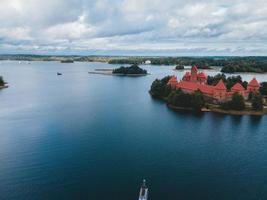 castillo de la isla trakai por drone en lituania foto