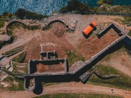 vistas de drones de jaz battery en budva, montenegro foto