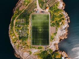 vistas del estadio de fútbol henningsvaer en las islas lofoten en noruega foto