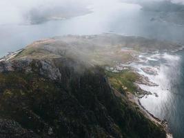 vistas desde offersoykammen en las islas lofoten en noruega foto