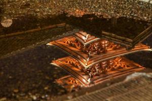 reflejo del agua del templo senso-ji en tokio, japón foto