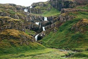 cascadas klifbrekkufossar en el este de islandia foto