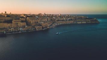 vistas de drones al atardecer vistas en valletta, malta foto