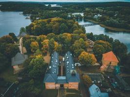 vistas aéreas de trakai, lituania por drone foto