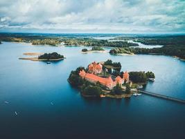 castillo de la isla trakai por drone en lituania foto