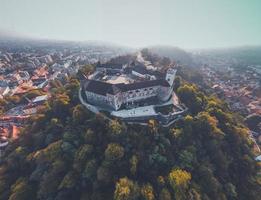 vistas de drones del castillo de ljubljana en eslovenia foto