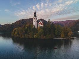 vistas de drones de la iglesia de peregrinación de la asunción de maría en bled, eslovenia foto