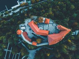 vistas de drones del castillo de bled en eslovenia foto