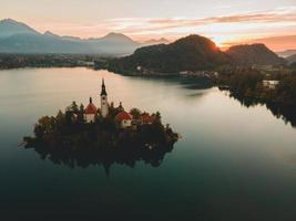 vistas de drones de la iglesia de peregrinación de la asunción de maría en bled, eslovenia foto