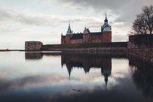 castillo de kalmar visto en smaland, suecia foto